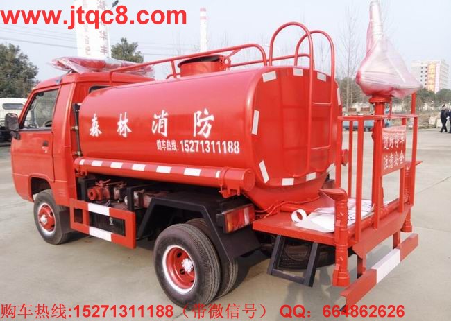 福田森林消防車(2T)適應山間,鄉(xiāng)鎮(zhèn),鄉(xiāng)村比較窄或拐彎急的路況,是森林消防,鄉(xiāng)鎮(zhèn),鄉(xiāng)村,廠區(qū)倉庫消防的有利消防工具。(噴射狀態(tài)可調世柱狀、霧狀、射程>25米)。